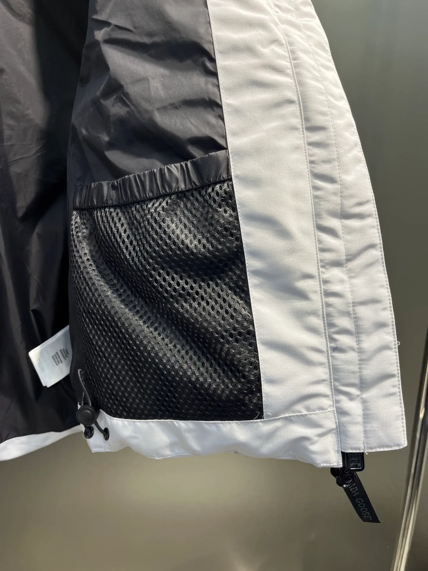 P660 Canadian Grandview black label women's short vest.  Constructed from Arctic Tech recycled fabric®, it features a cinchable hem for sleek styling and storage. Color: Polaris white, black, beige, soft light pink.  Size: s-xl